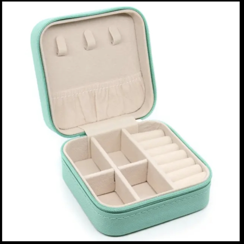 NEW‼️ Just In Small Travel Jewelry Box